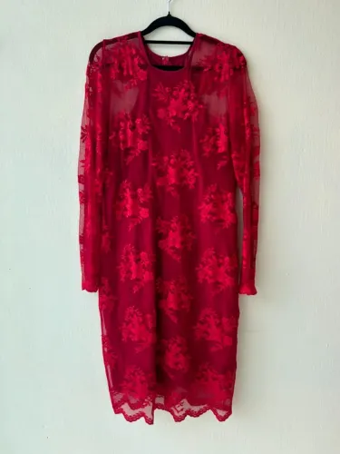 Vestido em renda vermelha, tamanho 42. Artesanal.