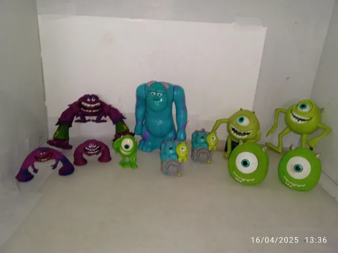 Brinquedos Monstros SA - Diversos Personagens kit com 11 peças 