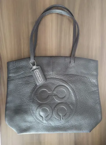 Bolsa Coach de Couro - Elegância e Estilo