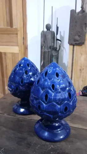 Par de Pinhas Decorativas em Cerâmica Azul