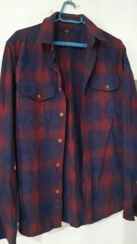 Camisa xadrez vermelha e azul