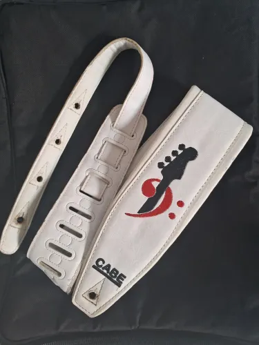 Correia contra baixo Luxo Cabe de 320$ por apenas 150$ reais pra vender logo!( semi nova)