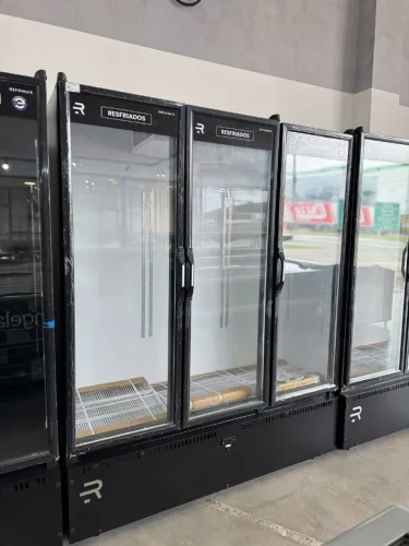 Auto serviço refrigerado 3 portas refrimate fundo branco (alef)