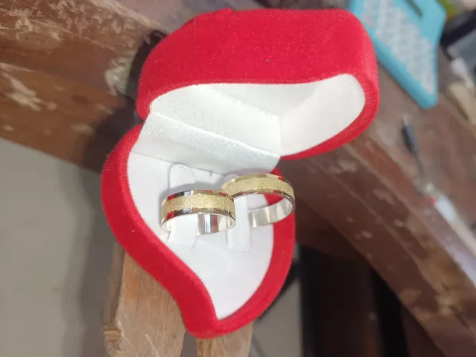 Aliança de ouro 18k com prata.