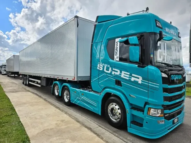 Scania R460 Super Tração 6x2 Ano 24 200 mil km + baú Facchini 30 plt ano 2026 15.40 x 2.80