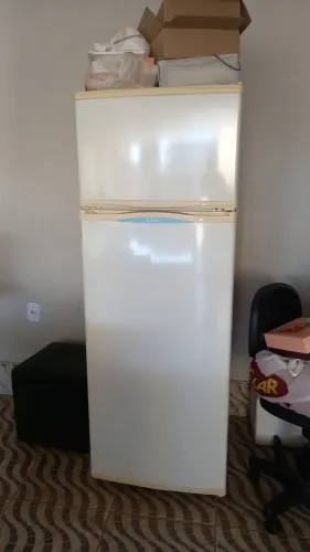Vende-se uma geladeira dúplex