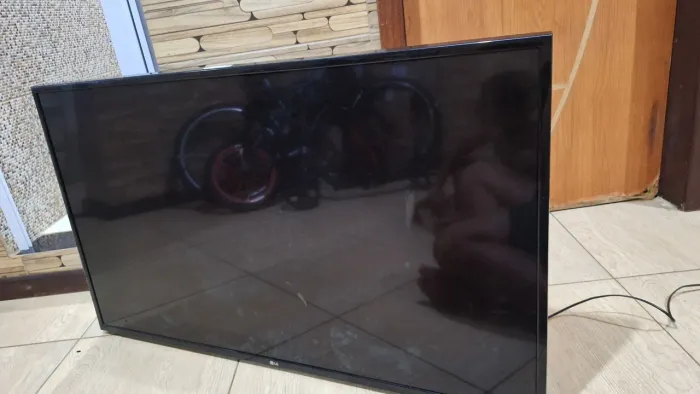 Tv Lg 49UH6100 com defeito retirada de peças
