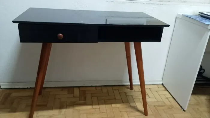 Escrivaninha em bom estado 