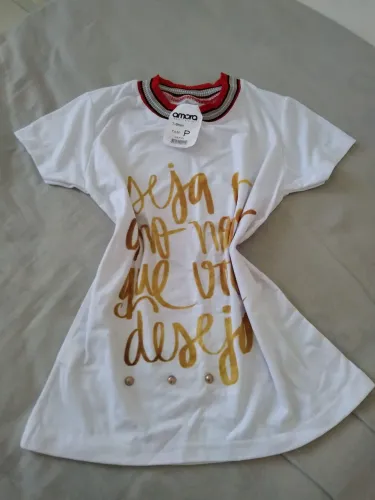 Camiseta Branca com Detalhes Dourados