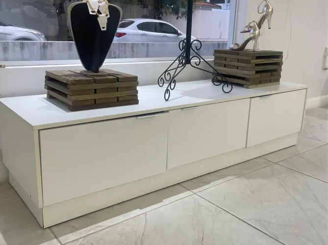 Móvel para vitrine com rodinhas 