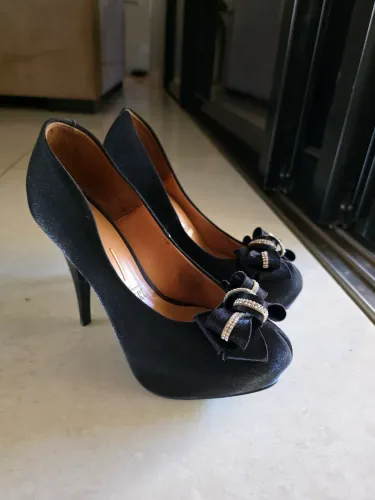 Sapatos de Salto Preto com Detalhe de Laço