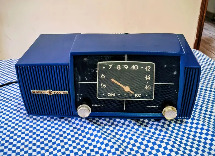 Rádio antigo valvulado General Eletric 