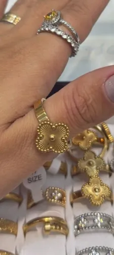 Anel trevo dourado inoxidável e com banho de verniz italiano.