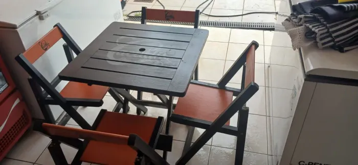 Jogo de mesa e cadeiras de madeira