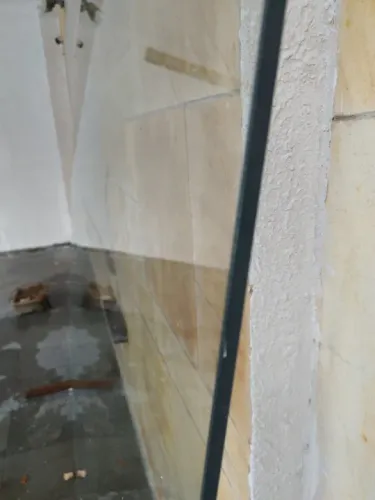 Vidro Temperado no tamanho de 2,15 X 1,85 metros e 10 mm de espessura. (Não aceita corte)