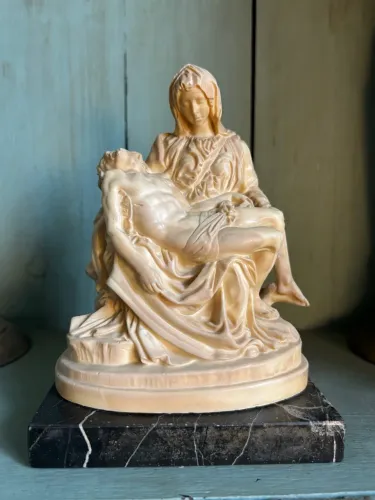Escultura Italiana da Pietá em resina 
