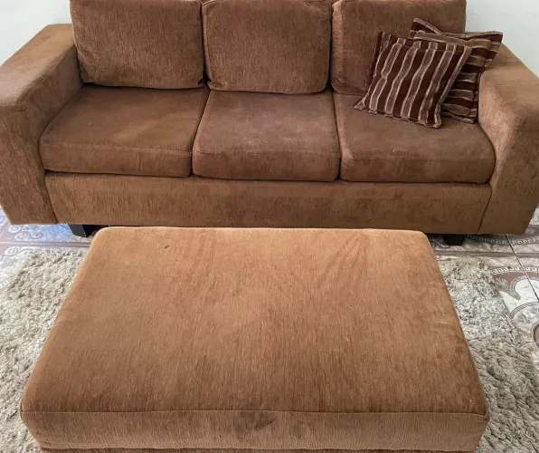 Sofá 3 Lugares + Puff