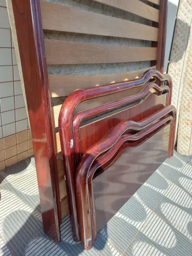 Cama de madeira de casal