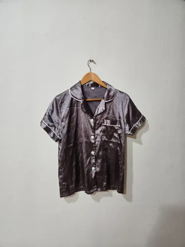 Conjunto de blusa e short de cetim para dormir