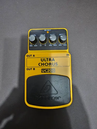 Pedal de Guitarra Behringer Ultra Chorus - UC200