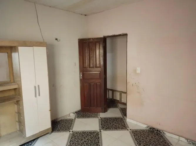 Casa a venda,próximo a feira ,escola e parada de ônibus.
