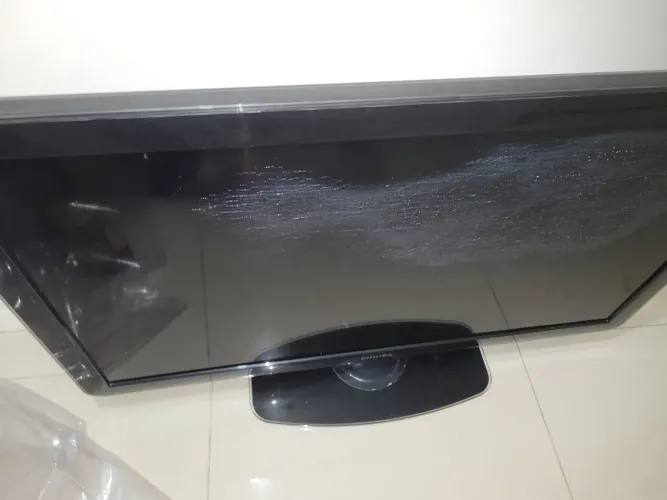 TV Philips 40? Ambilight (Para Peças / Retirada / Conserto - Tela Danificada)