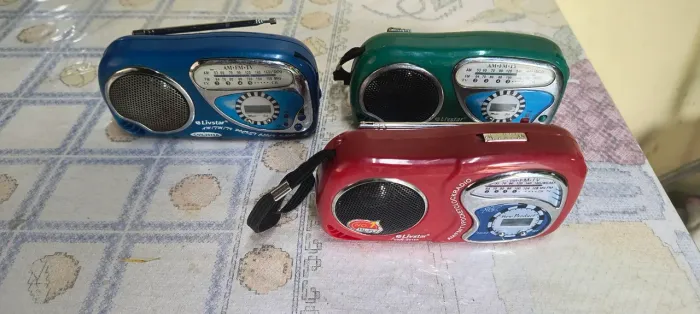 Três radinho sucata não funcionan