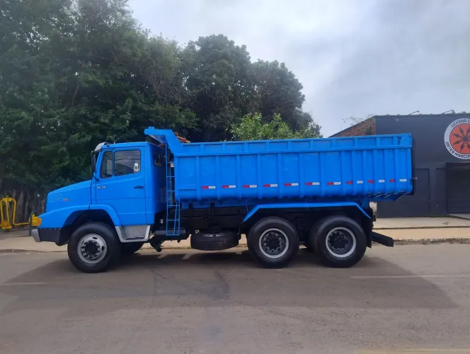 Caminhão Mercedes LK2635 Traçado 6X4