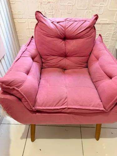 Poltrona rosa acolchoada