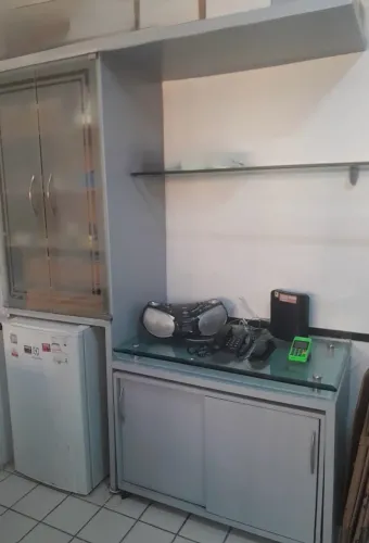 Estante com prateleira de vidro e móvel com rodinhas acoplado