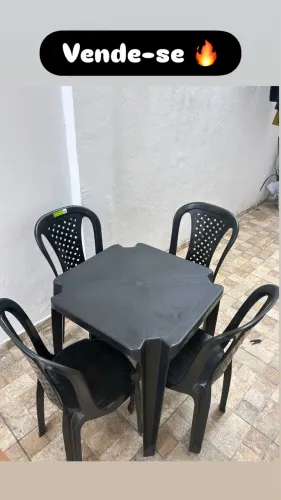 Jogo de Mesa de Plástico com 4 Cadeiras - Centro / Retirada Hoje