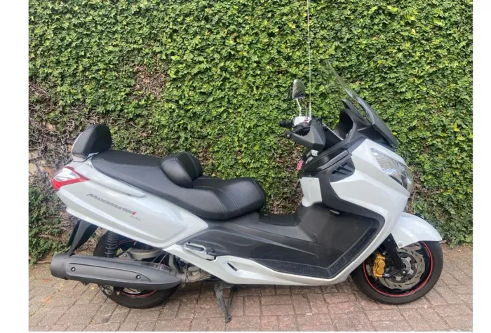 Vendo Maxsym 400i revisada.