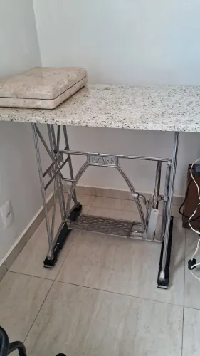 Pe de máquina antigo