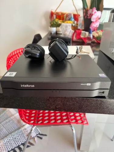DVR INTELBRAS USADO PARA 4 CÂMERAS COM CAIXA  DE SEGURANÇA METÁLICA 