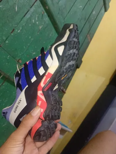 Vendo tênis Adidas novo usado poucas ves  valor 500 o mas barato da Olx pra amanhã 
