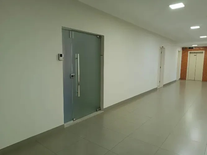 Sala comercial para locação com 130m2 e vaga exclusiva de garagem em Londrina PR