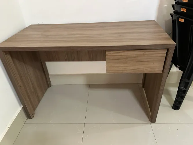 Vende se uma escrivaninha por 200,00