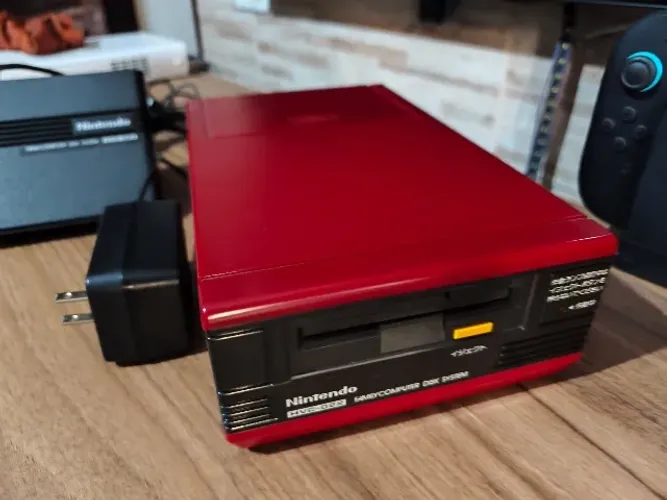 Nintendo Family Computer Disk System com detalhe