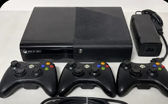 Xbox 360 é três controles em ótimo estado
