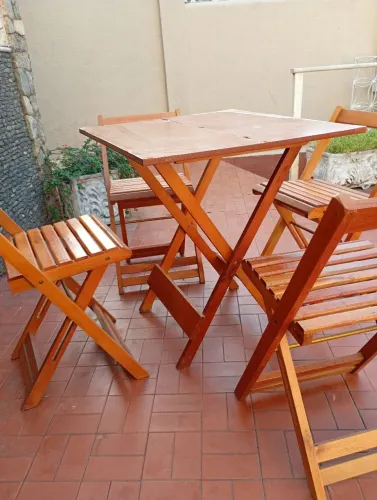 Vende jogos de mesas e cadeiras