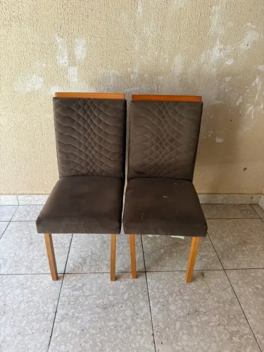 Vende-se duas cadeiras na madeira