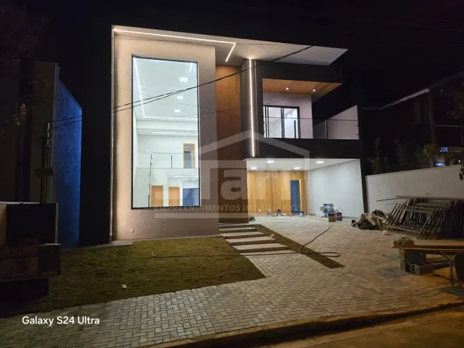 Casa de Alto Padrão com 3 Suítes e Piscina no Condomínio Vitória Tênis Residence