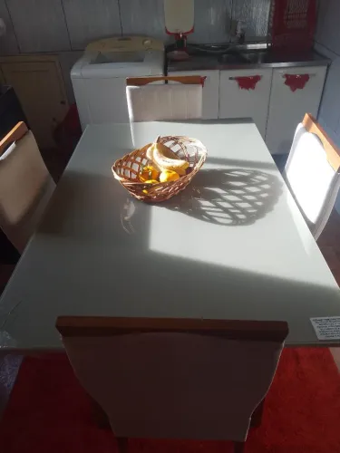 Vendo uma mesa de vidro com 4 cadeiras 