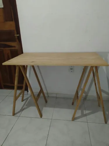 Mesa composta de base e cavaletes em pinus.