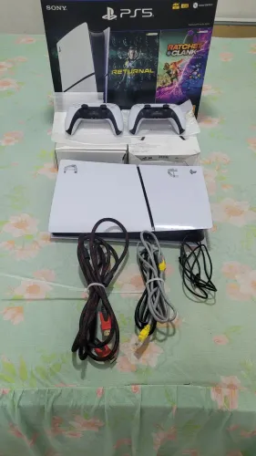 PS5 1TB + dois controles 5 jogos
