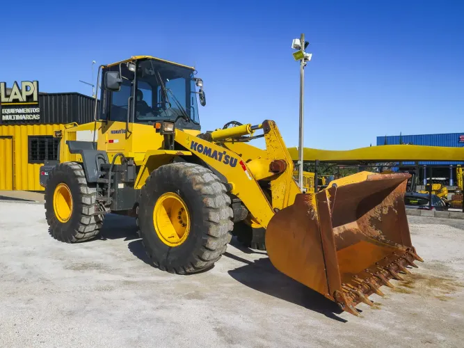 Pá carregadeira KOMATSU WA200 2018 com 10.599h de operação