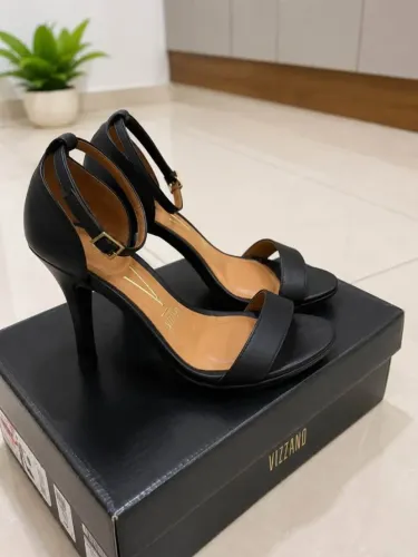Sandalia alta preta vizzano