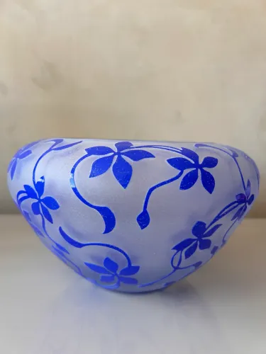 Vaso com aplicações em flores