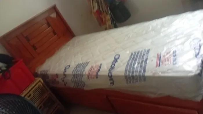 Cama Solteiro de Madeira Maciça com 3 Gavetas + Colchão em ótimo estado