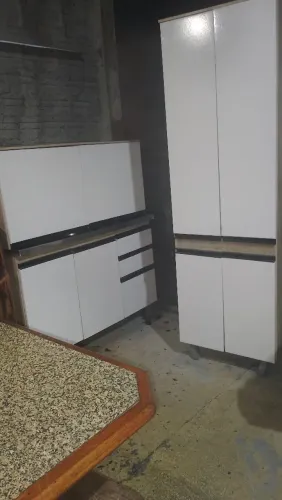 3 armários de cozinha com cuba de pia